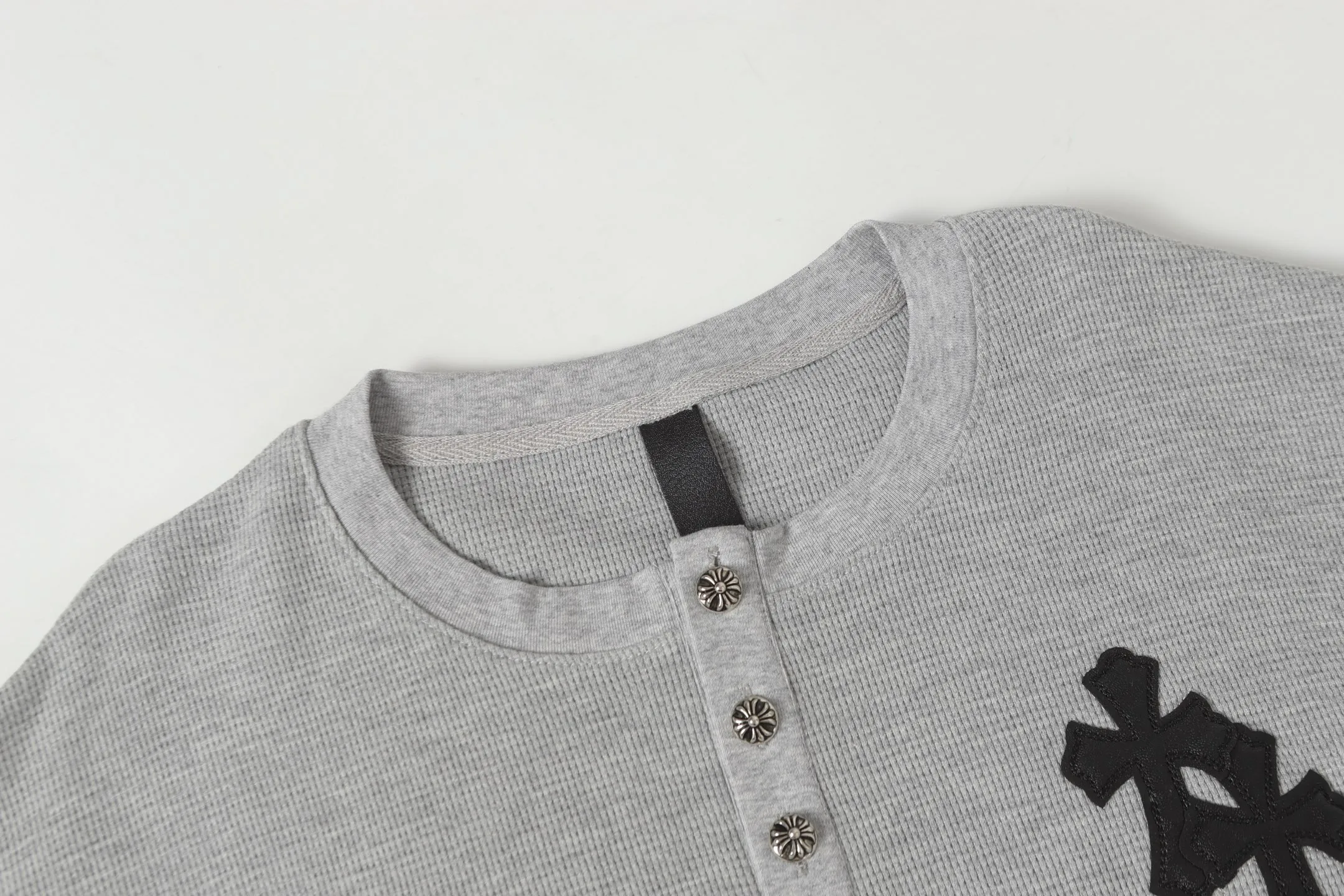P260 -Chrome Hearts/Chrome Hearts Waffle Basic Cross ✝️Appliqué embroidered long-sleeved T-shirt -High weight, high density and high quality. The wool is soft, delicate and skin-friendly. It feels soft and silky. It has excellent warmth and skin-friendly properties.